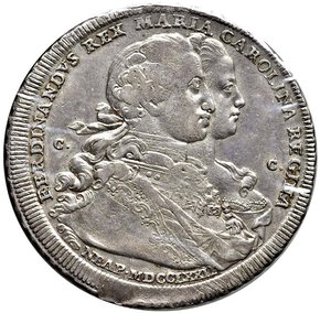 obverse: NAPOLI - FERDINANDO IV (1759-1799) - Piastra da 120 grana 1772
Argento - 25,38 gr.
Diritto: busti del Re e della Regina Maria Carolina accollati a destra; - Rovescio: figura femminile seduta a sinistra con un bambino sulle ginocchia; sullo sfondo, Sebeto sdraiato, il Vesuvio e un vascello alla fonda.
Pannuti-Riccio 47, Gigante 46   Rara
Usuali difetti di tondello.
Sigillata SPL dal Perito NIP Rollero Piero con la nota  di ottima qualità 

Il 7 aprile 1768 Ferdinando IV sposò l Arciduchessa d Austria Maria Carolina figlia dell Imperatore Francesco I e di Maria Teresa d Asburgo; nei patti matrimoniali era sancito che la regina avrebbe avuto il diritto di far parte del Consiglio del regno non appena fosse nato un principe ereditario.
Maria Carolina, raffigurata in questa elegante piastra da 120 grana, era donna dal carattere molto energico e presto prevalse sull imbelle marito esercitando una sempre crescente influenza sugli affari di Stato.
Coniata nel 1772 per celebrare la nascita dell  infanta reale  Maria Teresa, questa piastra è senza dubbio da annoverare tra le monete più affascinanti coniate durante il regno di Ferdinndo IV. 
Oltre alla cura con cui è stata raffigurata la coppia reale, saltano all occhio elementi caratterizzanti la monetazione napoletana come l allegoria del fiume Sebeto, sdraiato sullo sfondo, o la raffigurazione del Vesuvio.