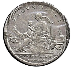 reverse: NAPOLI - FERDINANDO IV (1759-1799) - Piastra da 120 grana 1772
Argento - 25,38 gr.
Diritto: busti del Re e della Regina Maria Carolina accollati a destra; - Rovescio: figura femminile seduta a sinistra con un bambino sulle ginocchia; sullo sfondo, Sebeto sdraiato, il Vesuvio e un vascello alla fonda.
Pannuti-Riccio 47, Gigante 46   Rara
Usuali difetti di tondello.
Sigillata SPL dal Perito NIP Rollero Piero con la nota  di ottima qualità 

Il 7 aprile 1768 Ferdinando IV sposò l Arciduchessa d Austria Maria Carolina figlia dell Imperatore Francesco I e di Maria Teresa d Asburgo; nei patti matrimoniali era sancito che la regina avrebbe avuto il diritto di far parte del Consiglio del regno non appena fosse nato un principe ereditario.
Maria Carolina, raffigurata in questa elegante piastra da 120 grana, era donna dal carattere molto energico e presto prevalse sull imbelle marito esercitando una sempre crescente influenza sugli affari di Stato.
Coniata nel 1772 per celebrare la nascita dell  infanta reale  Maria Teresa, questa piastra è senza dubbio da annoverare tra le monete più affascinanti coniate durante il regno di Ferdinndo IV. 
Oltre alla cura con cui è stata raffigurata la coppia reale, saltano all occhio elementi caratterizzanti la monetazione napoletana come l allegoria del fiume Sebeto, sdraiato sullo sfondo, o la raffigurazione del Vesuvio.