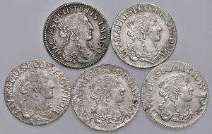 obverse: TASSAROLO e FOSDINOVO - Lotto multiplo di 5 luigini 1666: 4 della zecca di Tassarolo ed 1 di FosdinovoArgento/mistura - 11,01 gr.Dritto: Busto femminile a destra ammantato; - Rovescio: Scudo francese coronato.Cammarano 368 (quattro esemplari) e 66.Varie conservazioni, tra BB e SPLDa esaminare.A partire dal 1656 le monete francesi da 5 soldi con l elegante effige femminile della Principessa di Dombes Anna Maria Luisa d Orléans, divennero di gran moda nell Impero ottomano ed utilizzate addirittura come ornamento.Presto iniziò una forte speculazione che portò alla coniazione di questa tipologia anche oltralpe, principalmente nell area ligure, da parte di nobili titolari di zecche e del diritto di battere moneta.Queste coniazioni di imitazione furono caratterizzate, nel giro di pochissimi anni, dal drastico abbassamento dell intrinseco di argento contenuto.Nel 1667 questi traffici causarono l esplosione di un forte scandalo a livello internazionale che portò alla limitazione della coniazione e circolazione dei luigini.Visto l enorme numero degli attori coinvolti, di tali monete esistono numerosissime piccole varianti che risultano essere di notevole interesse per i collezionisti della tipologia.Prendendo ad esempio l esemplare qui presente per la zecca di Fosdinovo del 1666, evidenziamo la mancanza dei due usuali globetti intorno al giglio in esergo al /R, piccola differenza che, pur non aumentandone la rarità, risulta apparire in asta pubblica con meno frequenza rispetto all omologo con globetti.