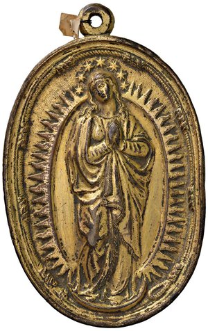 obverse: SPAGNA Placchetta ovale da fusione con appiccagnolo del XVII secolo di area spagnola. L Immacolata, Maria nimbata di stelle con le mani giunte - senza firma - Weber 1040 (placchetta) AE dorato (g 133,00 -  Ø 103,80x73,50 mm) Fusione originale del XVII secolo con doratura d epoca. qSPL