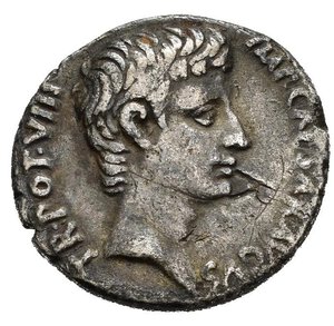 obverse: AUGUSTO (27 a.C.-14 d.C.). Denario. AR (g 3,80). Rome. C. Antistius Vetus, monetiere. Testa nuda a destra. R/ Due sacedorti in piedi, sacrificano un maialino su un altare decorato con ghirlanda. RIC 363. MOLTO RARA. BB