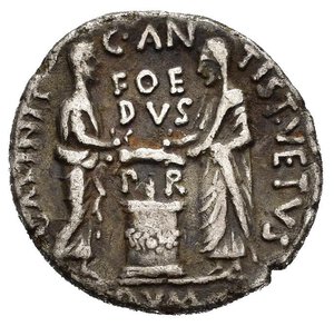 reverse: AUGUSTO (27 a.C.-14 d.C.). Denario. AR (g 3,80). Rome. C. Antistius Vetus, monetiere. Testa nuda a destra. R/ Due sacedorti in piedi, sacrificano un maialino su un altare decorato con ghirlanda. RIC 363. MOLTO RARA. BB