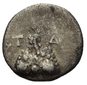 reverse: ADRIANO (117-138). Cappadocia, Caesarea. Emidracma. AR (g 1,78). Datato anno 4 (119/20 d.C.). Busto laureato a destra, con drappeggio sulla spalla. R/ Monte Argeo sormontato da statua di Helios. RPC III 3071; Sydenham 258. qBB. Nr.Reg. 612/24