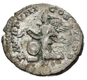 reverse: SETTIMIO SEVERO (193-211). Roma. Denario. AR (2,62 g). D/ SEVERVS AVG PART MAX, testa laureata a destra; R/ P M TR P VIII COS II P P, Vittoria in volo regge due diademi, davanti a lei uno scudo su una base. RIC IV.150. BB. nr.reg.601/24