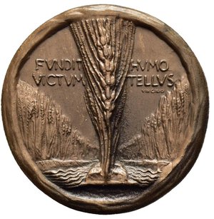 reverse: Medaglie Italiane – Regno d’Italia - Vittorio Emanuele III (1900-1945) - Ventennio Fascista – Decennale Partito Fascista. Medaglia statica emessa nel 1930 per la serie del Decennale del PNF. Al dritto testa di Mussolini a sx ai lati: A _ VIII sotto alla A: G.C. in basso: S.J. Al rovescio fascio di spighe entro campo ai lati: FVNDIT _ HVMO = VICTVM _ TELLVS •. Opus Giannino Castiglioni. Realizzata in bronzo (AE) (Ø 27.5mm, 17.7g). Riferimenti Casolari VIII-8 Conservazione FDC. 