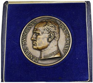 obverse: Medaglie Italiane – Regno d’Italia – Vittorio Emanuele III (1900-1945) - Ventennio Fascista – Benito Mussolini – Aurelio Mistruzzi – Prestito Nazionale Medaglia statica di grande formato emessa nel 1925 per essere donata ai cittadini sottoscrittori del Prestito Nazionale. Al dritto BENITVS • MVSSOLINVS _ DVX • MCMXXV Busto di Mussolini a sx con il collare della S.S. Annunziata. Al rovescio ITALIA • VEHIT • FOR _ TVNAMQVE. SVAM Figura virile con drappo svolazzante, volta a sx, regge il timone di una imbarcazione sul quale vi è un fascio in basso: MISTRVTII = OPVS. Realizzata in bronzo (AE) (Ø 50.3mm, 57.6g). Conservazione SPL (colpetti al bordo). Opus Aurelio Mistruzzi. Riferimenti Casolari III-1. Con astuccio d’epoca. 