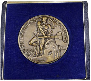 reverse: Medaglie Italiane – Regno d’Italia – Vittorio Emanuele III (1900-1945) - Ventennio Fascista – Benito Mussolini – Aurelio Mistruzzi – Prestito Nazionale Medaglia statica di grande formato emessa nel 1925 per essere donata ai cittadini sottoscrittori del Prestito Nazionale. Al dritto BENITVS • MVSSOLINVS _ DVX • MCMXXV Busto di Mussolini a sx con il collare della S.S. Annunziata. Al rovescio ITALIA • VEHIT • FOR _ TVNAMQVE. SVAM Figura virile con drappo svolazzante, volta a sx, regge il timone di una imbarcazione sul quale vi è un fascio in basso: MISTRVTII = OPVS. Realizzata in bronzo (AE) (Ø 50.3mm, 57.6g). Conservazione SPL (colpetti al bordo). Opus Aurelio Mistruzzi. Riferimenti Casolari III-1. Con astuccio d’epoca. 