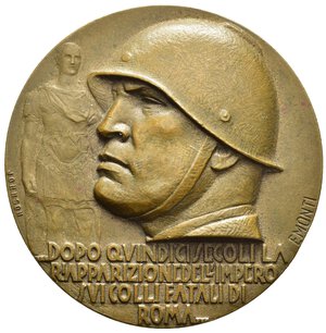 obverse: Medaglie Italiane – Regno d’Italia - Vittorio Emanuele III (1900-1945) - Ventennio Fascista – Benito Mussolini – Sanzioni – Rarissima (RRR). Medaglia statica di grande formato. Il dritto di questa medaglia è stato utilizzato per altre coniazioni come la missione PNF in Giappone, la missione ad Addis Abeba, Al dritto testa elmata di Mussolini a sx e sullo sfondo, a sx, l immagine di Giulio Cesare corazzato e paludato sotto: DOPO QVINDICI SECOLI LA = RIAPPARIZIONE DELL IMPERO = SVI COLLI FATALI DI = ROMA... a dx, presso il bordo: E.MONTI a sx, presso il bordo: JOHNSON. Al rovescio Fede centrale in rilievo, sullo sfondo il Vittoriano (ove vi fu la cerimonia ufficiale della donazione) sopra legenda 18 NOV XIV sotto RICORDARE E PREPARARSI. Riferimenti Manca in Casolari, è presente nell’opera IERI HO VISTO IL DUCE volume II pag. 161. Conservazione SPL. Opus Emilio Monti. Realizzata in bronzo (AE) (Ø 44mm, 42.6g). 