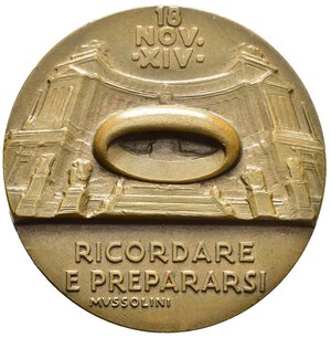 reverse: Medaglie Italiane – Regno d’Italia - Vittorio Emanuele III (1900-1945) - Ventennio Fascista – Benito Mussolini – Sanzioni – Rarissima (RRR). Medaglia statica di grande formato. Il dritto di questa medaglia è stato utilizzato per altre coniazioni come la missione PNF in Giappone, la missione ad Addis Abeba, Al dritto testa elmata di Mussolini a sx e sullo sfondo, a sx, l immagine di Giulio Cesare corazzato e paludato sotto: DOPO QVINDICI SECOLI LA = RIAPPARIZIONE DELL IMPERO = SVI COLLI FATALI DI = ROMA... a dx, presso il bordo: E.MONTI a sx, presso il bordo: JOHNSON. Al rovescio Fede centrale in rilievo, sullo sfondo il Vittoriano (ove vi fu la cerimonia ufficiale della donazione) sopra legenda 18 NOV XIV sotto RICORDARE E PREPARARSI. Riferimenti Manca in Casolari, è presente nell’opera IERI HO VISTO IL DUCE volume II pag. 161. Conservazione SPL. Opus Emilio Monti. Realizzata in bronzo (AE) (Ø 44mm, 42.6g). 