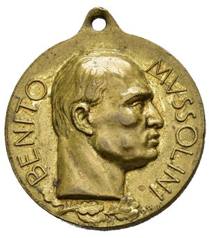 obverse: Medaglie Italiane – Regno d’Italia – Vittorio Emanuele III (1900-1945) - Ventennio Fascista – Benito Mussolini – Vita Nova – Bologna - Molto Rara (RR). Medaglia portativa con appiccagnolo probabilmente realizzata nei primi anni del periodo fascista. Al dritto BENITO _ MVSSOLINI testa a dx su foglie di quercia in basso a dx: PB.  Al rovescio fascio verticale con lama a dx irraggiato da sole a sx con VITA NOVA e stelo di fiori in basso in basso a sx: F.G. ES. Realizzata in bronzo dorato (AE) (Ø 27mm, 11.5g). Questa medaglia manca sia nel Casolari che nella monumentale opera IERI HO VISTO IL DUCE di Maffei-Raspagni-Saracino. Conservazione BB. Il 15 marzo 1925 esce il periodico mensile “Vita Nova”, diretto da Giuseppe Saitta (1881-1965), filosofo idealista e allievo di Giuseppe Gentile. È espressione di un gruppo di intellettuali fascisti, soprattutto ex liberali, quali Giuseppe Albini, Giuseppe Lipparini, Dante Manetti. Pubblica, inoltre, gli atti dell’Università fascista bolognese, fondata all’inizio dell’anno da Leandro Arpinati sul modello delle vecchie università popolari. La rivista e l’Università hanno sede presso la Casa del Fascio di Palazzo Fava. “Vita Nova” non avrà in sostanza un grande peso sulla vita culturale della città e crollerà assieme al suo promotore Arpinati, probabilmente questa medaglia è stata emessa in occasione dell’uscita del primo numero della rivista.