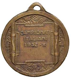 reverse: Medaglie Italiane – Regno d’Italia – Vittorio Emanuele III (1900-1945) - Ventennio Fascista – Firenze - Corrado Feroci – Silpa Bhirasri – Traversata del Po- Benito Mussolini – RRR (Rarissima). Medaglia portativa con appiccagnolo emessa a ricordo della Traversata del Po. Al dritto nuotatori verso dx, in quello in primo piano molti riconosco le fattezze di Benito Mussolini in basso FEROCI FIRENZE. Al rovescio in targa affiancata da due fasci littori di tipo imperiale con legenda CAMPIONATI ITALIANI 1932 X. Realizzata in bronzo (AE) (Ø 26.2mm, 7.3g). Conservazione BB/SPL. Opus Corrado Feroci. Manca nei repertori da noi consultati. Silpa Bhirasri (in lingua thai: ศิลป์ พีระศรี), nato Corrado Feroci, (Firenze, 15 settembre 1892 – Bangkok, 14 maggio 1962) è stato uno scultore e incisore italiano naturalizzato thailandese. Dopo aver terminato gli studi artistici, lavorò presso laboratori di medaglie ed eseguì alcuni lavori di scultura; nel 1924 si trasferì nel Siam, l odierna Thailandia, dopo che ebbe vinto un concorso per medaglisti addetti alla monetazione nazionale di quel regno. Rimase affascinato dallo stile di vita semplice e rilassato del popolo thai e dalle bellezze naturali del Paese a tal punto che vi sarebbe rimasto per il resto dei suoi giorni. Riscosse un enorme successo sia come artista che come docente di scultura e pittura, e fondò la prima Accademia di belle arti siamese. Nel gennaio 1944 ottenne la cittadinanza thailandese prendendo il nome locale Silpa Bhirasri. Per i meriti che ebbe nella diffusione della cultura e nella creazione di una nuova generazione di artisti, è considerato il padre dell arte moderna e contemporanea thailandese.