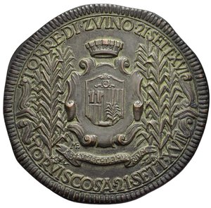 obverse: Medaglie Italiane – Regno d’Italia – Vittorio Emanuele III (1900-1945) - Ventennio Fascista – Industria Tessile SNIA Torviscosa (Udine)  – Non Comune (NC). Medaglia statica dalla particolare forma stondata realizzata nel 1940 per ricordare la società SNIA. Al dritto in alto: leone di San Marco tra volute Veduta prospettica degli Stabilimenti Torviscosa sotto in cartiglio legato a fasci obliqui: L ITALIA HA LA SUA CELLULOSA = MUSSOLINI in basso a dx: JOHNSON. Al rovescio TORRE DI ZVINO 21 SETT. XVI = TORVISCOSA 21 SETT. XVIII entro piante di canna e in cartiglio: stemma turrito della SNIA sotto a sx: ME sotto, entro nastro: AB. _ AVTARCHIA • IMPE _ RIVM. Realizzata in bronzo patinato (AE) (Ø 59.5mm, 64.3g). Conservazione SPL. Opus Emilio Monti. In astuccio d’epoca marchiato Monnaie de Paris. Riferimenti Casolari XVIII-56. Torviscosa è un comune italiano di 2 589 abitanti del Friuli-Venezia Giulia. Il centro storico del capoluogo è stato costruito tra il 1938 e il 1960 dalla SNIA Viscosa, che si era insediata in questo territorio con un grande stabilimento industriale per la produzione di cellulosa per fibre tessili. Torviscosa è pertanto una città aziendale. Alcune delle caratteristiche estetiche e in particolare la piazza principale (piazza del Popolo) la fanno inoltre rientrare anche tra le città di fondazione di epoca fascista. Nel 1937, la SNIA Viscosa comincia ad acquistare vaste quantità di terreno nei dintorni di Torre di Zuino con l obiettivo di iniziare una coltivazione su larga scala di Arundo donax, la comune canna gentile, da cui ricavare la cellulosa necessaria alla propria produzione di fibre tessili. I primi terreni acquistati, circa 1400 ettari, sono quelli della Società Anonima Bonifiche del Friuli e della Società Anonima Bonifiche Torre di Zuino. Sono terreni già bonificati e coltivati ormai da alcuni anni: le coltivazioni esistenti vengono perciò eliminate per piantare i rizomi della canna gentile. Nel corso del 1938 la SNIA acquista anche il tenimento di Malisana (circa 550 ettari, di proprietà di Vittorio Marchioro) e entra in possesso del tenimento di Torre di Zuino (circa 990 ettari), la cui compravendita verrà di fatto formalizzata solo nel 1940. Su questo terreno, formalmente di proprietà della S.a.s. Tenimento Torre di Zuino, la SNIA Viscosa costruisce lo stabilimento industriale destinato alla lavorazione delle materie prime per l estrazione di cellulosa. Lo stabilimento viene inaugurato il 21 settembre 1938 alla presenza di Mussolini. Nel 1940 la SNIA Viscosa chiede e ottiene l elevazione di Torre di Zuino, fino ad allora frazione di San Giorgio di Nogaro, a comune autonomo con il nome di Torviscosa. 