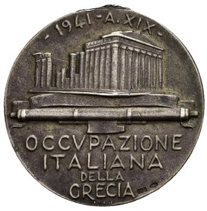 obverse: Medaglie Italiane – Regno d’Italia - Vittorio Emanuele III (1900-1945) - Ventennio Fascista – Occupazione Grecia – Rara (R). Medaglia portativa con attacco a piccola cambretta (divelta). Al dritto ROMA aquila ad ali spiegate di 3/4 a dx su rilievo geografico della Grecia in basso: DOMA a dx: nodo d amore in basso, a dx: F. GIAN = NONE. Al rovescio 1941 - A. XIX - vista del Partenone posto sopra a fascio orizzontale in esergo: OCCVPAZIONE = ITALIANA = DELLA = GRECIA. Riferimenti Casolari XIX-22. Conservazione BB. Opus Francesco Giannone. Realizzata in argento (AG) (Ø 34.2mm, 10.3g). 