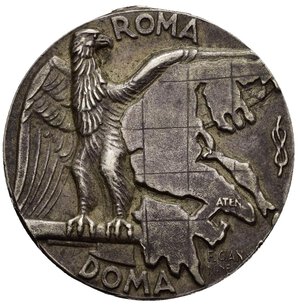 reverse: Medaglie Italiane – Regno d’Italia - Vittorio Emanuele III (1900-1945) - Ventennio Fascista – Occupazione Grecia – Rara (R). Medaglia portativa con attacco a piccola cambretta (divelta). Al dritto ROMA aquila ad ali spiegate di 3/4 a dx su rilievo geografico della Grecia in basso: DOMA a dx: nodo d amore in basso, a dx: F. GIAN = NONE. Al rovescio 1941 - A. XIX - vista del Partenone posto sopra a fascio orizzontale in esergo: OCCVPAZIONE = ITALIANA = DELLA = GRECIA. Riferimenti Casolari XIX-22. Conservazione BB. Opus Francesco Giannone. Realizzata in argento (AG) (Ø 34.2mm, 10.3g). 