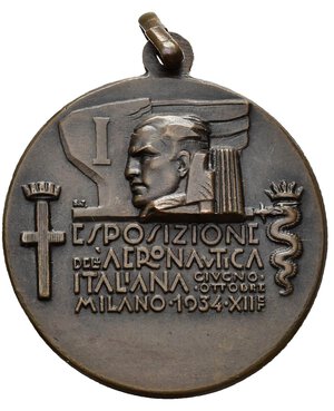 reverse: Medaglie Italiane – Regno d’Italia - Vittorio Emanuele III (1900-1945) - Ventennio Fascista – Regia Aeronautica Militare. Medaglia portativa con appiccagnolo ed anello emessa nel 1934 per ricordare l Esposizione Aeronautica Italiana di Milano. Al dritto Cinque aerei in volo su statua, vista dal basso, posta su base con fascio, a braccia alzate verso il cielo in basso, a dx: E. MONTI. Al rovescio fascio con lama a sx sovrapposto a testa volta a sx, posta su ala spiegata con I nel campo, tra stemma di Milano e biscione coronati: ESPOSIZIONE = DELL AERONAVTICA = ITALIANA _ GIUGNO = OTTOBRE = MILANO 1934 • XII E.F. Riferimenti Casolari XII-81. Conservazione BB/SPL. Opus Emilio Monti. Realizzata in bronzo (AE) (Ø 31.9mm, 16.4g). L Esposizione aeronautica italiana fu una mostra che si tenne al Palazzo dell Arte di Milano nel 1934, da giugno a ottobre. Sala d Icaro di Giuseppe Pagano, scultura di Marcello Mascherini. Fu ideata da Marcello Visconti di Modrone, podestà di Milano e si proponeva di ricostruire la storia dell aeronautica nazionale dalle origini al 1934. Nella mostra furono esposti numerosi velivoli tra i quali lo Sva di Gabriele D Annunzio, utilizzato per la spedizione su Vienna, l S55 con cui Italo Balbo aveva compiuto la traversata atlantica, l apparecchio usato da Carlo Maria Piazza nella guerra in Libia e i resti dell apparecchio di Francesco Baracca, l Albatros da cui cadde a terra Mussolini durante un volo di allenamento. Nell atrio figuravano intatti gli storici apparecchi di Cabruna e Novelli. L esposizione aeronautica vide la partecipazione di importanti artisti e architetti dell epoca, Giuseppe Pagano progettò la Sala d Icaro. La mostra, infatti, fece proprio il modello espositivo della precedente Mostra della Rivoluzione fascista ovvero quello di accostare il materiale documentario esposto con rappresentazioni artistiche espressioniste per enfatizzarne il contenuto in chiave propagandista i successi italiani nel campo dell aviazione. La facciata della mostra fu ideata dal pittore Erberto Carboni. 