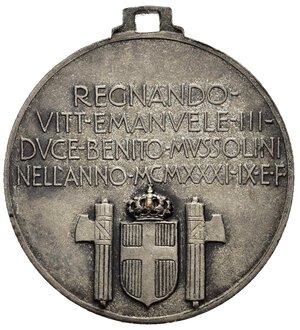 reverse: Medaglie Italiane – Regno d’Italia - Vittorio Emanuele III (1900-1945) - Ventennio Fascista – Stazione di Milano. Medaglia portativa con attacco a piccola cambretta. Al dritto Prospetto anteriore della Nuova Stazione di Milano in esergo: NVOVA STAZIONE = DI MILANO. Al rovescio nel campo: = REGNANDO • = VITT • EMANVELE • III • = DVCE • BENITO • MVSSOLINI • = NELL  ANNO • MCMXXXI • IX •E • F = Stemma coronato tra fasci. Riferimenti Casolari IX-19. Conservazione BB/SPL. Realizzata in bronzo argentato (AE) (Ø 32.1mm, 12.9g). 