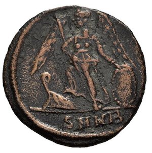 reverse: COMMEMORATIVE DI COSTANTINOPOLI. Nicomedia. Nummus centennionalis. AE (2,17 g). D/ CONSTANTINOPOLI, busto di Costantinopoli elmato e drappeggiato a sinistra, regge scettro; R/ anepigrafo, Vittotia incedente su prua di nave regge scettro e si appoggia ad uno scudo. RIC VII 196. BB. nr.reg.595/24