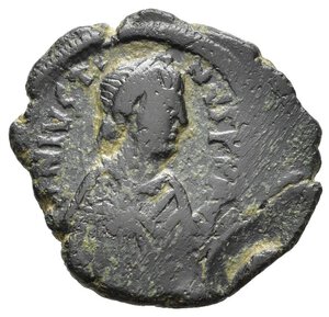 obverse: GIUSTINO I (518-527). Decanummio per Costantinopoli. AE (g 5,43). Busto diademato, drappeggiato e corazzato a destra. R/ Grande I sormontata da croce; stella a sinistra e destra; CON all esergo. MIBE 24; DOC 17; Sear 71. Rara. qBB