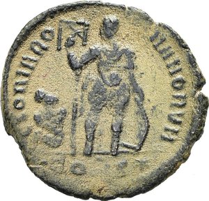 reverse: ARCADIO I (383-408). Costantinopoli. Maiorina o AE2. AE (4,25 g). D/ D N ARCADIVS P F AVG, busto diademato, drappeggiato e corazzato a destra, ch impugna scudo e lancia, incoronato in alto da manus dei; GLORIA ROMANORVM, Arcadio, in abiti militari, regge un labaro e poggia un braccio su uno scudo; accanto a lui un prigioniero; in esergo CONS*. RIC IX 53b. BB. nr.reg.592/24