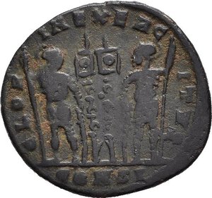 reverse: COSTANZO II, Cesare (324-337). Costantinopoli. Nummus. AE (2,29 g). D/ FL IVL CONSTANTIVS NOB C, busto laureato, drappeggiato e corazzato a sinistra; R/ GLORIA EXERCITVS, due soldati armati stanti con lancia e scudo, tra di loro due insegne; in esergo CONSI.  RIC VII 82. qBB. nr.reg.593/24