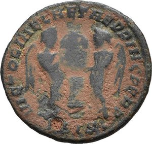 reverse: CRISPO, Cesare (316-326). Siscia. Nummus. AE (1,90 g). D/ IVL CRISPVS NOB C, busto laureato, drappeggiato e corazzato a destra; R/ VICT LAETAE PRINC PERP, due vittorie reggono uno scudo su cui è scritto VOT/PR sopra un altare; in esergo BSIS. RIC VII 104. MB. nr.reg.593/24