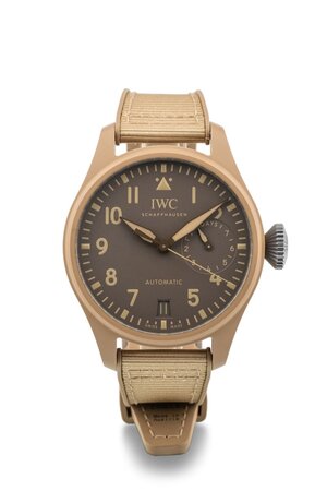 obverse: IWC Big Pilot’s Perpetual Calendar -Top Gun Mojave Desert- Movimento a carica automatica. Referenza IW506003. Seriale 63XXXXX. Cassa in ceramica beige con diametro da 46mm.  Dial antracite con indici a grandi numeri arabi beige. Contatore al 3 con indicazione della riserva di carica. Finestra per la data al 6. Ore e minuti al centro con sfere luminescenti. Bracciale in caucciù e tessuto beige con chiusura deployante in acciaio. Vetro zaffiro. Fondello a pressione. Serie recente. Orologio NUOVO, venduto con tutto il corredo completo composto da scatola, controscatola, libretto d istruzioni, panno per la pulizia e garanzia. Eccezionalmente custodito, mai indossato. Perfettamente funzionante. 