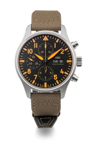 obverse: # IWC Pilot’s Chronograph. Movimento a carica automatica. Referenza IW377730. Seriale 727XXXXX. Cassa in acciaio con diametro da 43mm.  Dial nero con indici a numeri arabi arancioni. Funzione cronografo a 3 contatori con secondi in piccolo al 9. Ore, minuti e secondi del cronografo al centro. Sfere luminescenti. Bracciale in pelle scamosciata con chiusura deployante in acciaio originale. Vetro zaffiro. Fondello a pressione. Anno 2023. Orologio NUOVO, venduto con tutto il corredo completo composto da scatola, controscatola, libretto d istruzioni, panno per la pulizia e garanzia. Eccezionalmente custodito, mai indossato. Perfettamente funzionante.  A completare il corredo, viene venduto anche un cinturino originale marcato “AS Roma” con i colori classici della famosa squadra di calcio Italiana. 