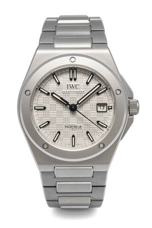 obverse: IWC Ingenieur. Movimento a carica automatica. Referenza IW328904. Seriale 643XXXX. Cassa in titanio con diametro da 40mm. Dial antracite con indici a bastone luminescenti. Ore, minuti e secondi al centro. Finestra per la data al 3. Bracciale in titanio. Vetro zaffiro. Fondello in titanio. Serie recente. Orologio NUOVO, venduto con tutto il corredo completo composto da scatola, controscatola, libretto d istruzioni, panno per la pulizia e garanzia. Eccezionalmente custodito, mai indossato. Perfettamente funzionante. 