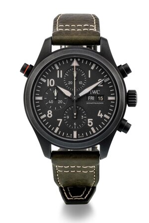 obverse: # IWC Pilot’s Double Chronograph -Top Gun Ceratanium- Movimento a carica automatica. Referenza IW371815. Seriale 643XXXXX. Cassa in ceramica nera con diametro da 44mm.  Dial nero con indici a numeri arabi bianchi. Funzione cronografo a 3 contatori con secondi in piccolo al 9. Ore, minuti e secondi (doppia sfera) del cronografo al centro. Sfere luminescenti. Doppia finestra per la data al 3. Tasto aggiuntivo per settaggio e funzionalità del cronografo ad ore 10. Bracciale in pelle verde con chiusura deployante in acciaio originale. Vetro zaffiro. Fondello a pressione. Serie recente. Orologio NUOVO, venduto con tutto il corredo completo composto da scatola, controscatola, libretto d istruzioni, panno per la pulizia e garanzia. A completare il corredo, viene venduto anche un cinturino aggiuntivo, nuovo e originale, in caucciù. Eccezionalmente custodito, mai indossato. Perfettamente funzionante. 