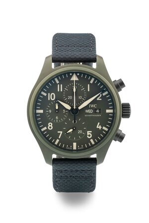 obverse: IWC Pilot’s Chronograph -Top Gun Ceratanium- Movimento a carica automatica. Referenza IW389106. Seriale 635XXXXX. Cassa in ceramica verde con diametro da 44mm.  Dial verde con indici a numeri arabi bianchi. Funzione cronografo a 3 contatori con secondi in piccolo al 6. Ore, minuti e secondi del cronografo al centro. Sfere luminescenti. Doppia finestra per la data al 3. Bracciale in tessuto blu originale con fibbia ad ardiglione originale. Vetro zaffiro. Fondello a pressione. Anno 2022. Orologio NUOVO, venduto con tutto il corredo completo composto da scatola, controscatola, libretto d istruzioni, panno per la pulizia e garanzia. A completare il corredo, viene venduto anche un cinturino aggiuntivo, nuovo e originale, in caucciù verde. Eccezionalmente custodito, mai indossato. Perfettamente funzionante. 