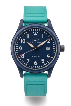 obverse: IWC Pilot’s - Laureus Sport For Good-  748/750. Movimento a carica automatica. Referenza IW328101. Seriale 625XXXXX. Cassa in ceramica blu scuro con diametro da 41mm.  Dial blu notte con indici a numeri arabi bianchi. Ore, minuti e secondi al centro. Sfere luminescenti. Finestra per la data al 3. Bracciale in caucciù turchese originale con fibbia ad ardiglione originale. Vetro zaffiro. Fondello a pressione. Serie recente. Orologio NUOVO, venduto con tutto il corredo completo composto da scatola, controscatola, libretto d istruzioni, panno per la pulizia e garanzia. A completare il corredo, vengono venduti anche 2 cinturini, nuovi e originali, in caucciù blu. Eccezionalmente custodito, mai indossato. Perfettamente funzionante 