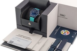 reverse: IWC Pilot’s - Laureus Sport For Good-  748/750. Movimento a carica automatica. Referenza IW328101. Seriale 625XXXXX. Cassa in ceramica blu scuro con diametro da 41mm.  Dial blu notte con indici a numeri arabi bianchi. Ore, minuti e secondi al centro. Sfere luminescenti. Finestra per la data al 3. Bracciale in caucciù turchese originale con fibbia ad ardiglione originale. Vetro zaffiro. Fondello a pressione. Serie recente. Orologio NUOVO, venduto con tutto il corredo completo composto da scatola, controscatola, libretto d istruzioni, panno per la pulizia e garanzia. A completare il corredo, vengono venduti anche 2 cinturini, nuovi e originali, in caucciù blu. Eccezionalmente custodito, mai indossato. Perfettamente funzionante 