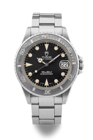 obverse: TUDOR Mini Submariner. Movimento a carica automatica. Referenza 75090 Seriale B5XXXXX. Cassa in acciaio con diametro da 36mm.  Dial nero con indici al trizio. Ghiera unidirezionale (Ghost).  Finestra per la data al 3. Ore, minuti e secondi al centro con sfere luminescenti. Bracciale Oyster 9315 in acciaio a maglie ripiegate, codice Clasp R11. Finali 383B. Vetro zaffiro. Fondello a pressione. Anno 1993. Orologio usato, segni di usura su ghiera e bracciale ma eccellenti condizioni in relazione all’anno di vendita, venduto con corredo completo composto da scatola, controscatola e garanzia. Segnatempo funzionante ma non è  stato testato per la precisione del tempo. Nota sulla ghiera: per molti collezionisti la ghiera “ghost” è solo un valore aggiunto all’orologio, in questo caso, specificatamente su un submariner del 1993, la ghiera “vissuta” dona quel tocco “vintage