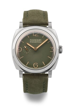 obverse: PANERAI Radiomir 45. Movimento P.4000 a carica automatica. Referenza PAM00995. Seriale OP72XXXXXXXX. Numero di produzione 02XX/1000. Cassa in acciaio con diametro da 45mm.  Dial verde con indici a bastone alternati a grandi numeri arabi.  Ore e minuti al centro, secondi in piccolo al 9. Vetro zaffiro. Cinturino in tessuto verde originale con fibbia ad ardiglione in acciaio originale. Fondello a vista. Anno 2019. Orologio pari al nuovo, venduto con tutto il suo corredo completo composto da scatola, doppia controscatola (compresa la parte esterna in cartone che però non è corrispondente all orologio) cinturino in gomma originale, libretto d istruzioni e garanzia. Perfettamente custodito, forse indossato per qualche occasione speciale. Lievi segni di utilizzo al cinturino  ma nessun segno di usura rilevabile. Perfettamente funzionante. 