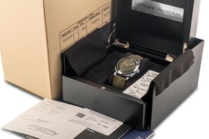 reverse: PANERAI Radiomir 45. Movimento P.4000 a carica automatica. Referenza PAM00995. Seriale OP72XXXXXXXX. Numero di produzione 02XX/1000. Cassa in acciaio con diametro da 45mm.  Dial verde con indici a bastone alternati a grandi numeri arabi.  Ore e minuti al centro, secondi in piccolo al 9. Vetro zaffiro. Cinturino in tessuto verde originale con fibbia ad ardiglione in acciaio originale. Fondello a vista. Anno 2019. Orologio pari al nuovo, venduto con tutto il suo corredo completo composto da scatola, doppia controscatola (compresa la parte esterna in cartone che però non è corrispondente all orologio) cinturino in gomma originale, libretto d istruzioni e garanzia. Perfettamente custodito, forse indossato per qualche occasione speciale. Lievi segni di utilizzo al cinturino  ma nessun segno di usura rilevabile. Perfettamente funzionante. 