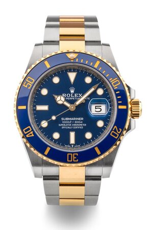 obverse: ROLEX Submariner. Movimento con calibro 3235 a carica automatica. Referenza 126613LB. Seriale alfanumerico. Cassa in acciaio con diametro da 41mm.  Dial blu con indici luminescenti. Ore, minuti e secondi al centro. Finestra per la data al 3. Ghiera girevole unidirezionale in oro con lunetta in ceramica blu. Corona di carica in oro. Bracciale Oyster acciaio e oro con chiusura deployante originale. Vetro zaffiro. Fondello a pressione. Anno 2023. Orologio NUOVO, alcune pellicole ancora sul bracciale, venduto con corredo completo composto da scatola, controscatola, garanzia e libretto d’istruzioni. Eccezionalmente custodito, mai indossato. Perfettamente funzionante. 