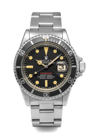 obverse: ROLEX Submariner “SCRITTA ROSSA” - Movimento con calibro 1550 a carica automatica. Referenza 1680. Seriale 286XXXX. Cassa in acciaio con diametro da 40mm. Dial nero con indici al trizio. Lunetta bidirezionale.  Bracciale Oyster  in acciaio 93150 con finali 580. Codice Clasp “M5”. 1971 ca. Orologio in eccellenti condizioni estetiche, bellissima la patina del quadrante. Al momento della catalogazione l’orologio risulta essere funzionante ma il movimento non è stato testato per la precisione del tempo. 