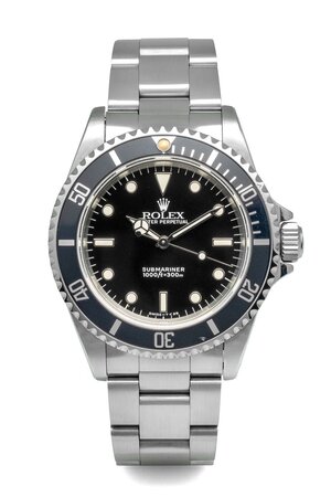 obverse: ROLEX Submariner - Movimento a carica automatica. Calibro 3130.  Referenza 14060. Seriale W58XXXX. Cassa in acciaio con diametro da 40mm. Dial nero con indici al trizio. Lunetta unidirezionale.  Bracciale Oyster in acciaio 93150 con finali 501B. Codice Clasp “W8”. 1995 ca. Orologio in eccellenti condizioni estetiche, venduto con garanzia e scatola originali, perfettamente funzionante. N.B. L’orologio è stato acquistato da un concessionario ufficiale Rolex, come orologio di “secondo polso” nell’agosto 2024 i concessionari ufficiali hanno da poco intrapreso la vendita degli orologi Rolex usati, questo è uno dei primi esemplati venduti da concessionario ufficiale come usato.