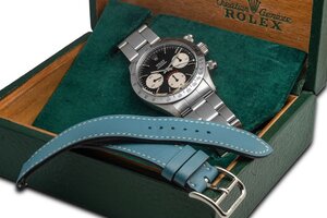 reverse: # ROLEX Daytona -BIG RED-  Movimento con calibro Valjoux 727 a carica manuale. Referenza 6265. Seriale 612XXXX. Cassa in acciaio con diametro da 37mm. Dial nero con contatori a contrasto bianchi. Scritta “Daytona” in rosso (BIG RED) ad ore 6. Funzione cronografo a 3 contatori con secondi in piccolo al 9.  Tasti per azionamento e settaggio del cronografo a vite. Lunetta fissa in acciaio con scala tachimetrica “200”.  Bracciale in acciaio 78350 19 con finali 571. Codice Clasp “VC”.  Vetro plexiglas. 1979 ca. Orologio in eccellenti condizioni estetiche venduto con scatola originale dell’epoca e cinturino in pelle blu originale Hermès con fibbia ad ardiglione in acciaio. Al momento della catalogazione l’orologio risulta essere funzionante ma il movimento non è stato testato per la precisione del tempo. 