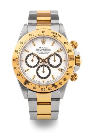 obverse: ROLEX Daytona Movimento Zenith con calibro 4030 a carica automatica. Referenza 16523. Seriale S6XXXX. Cassa in acciaio con diametro da 40mm.  Dial bianco con indici a bastone  luminescenti. Funzione cronografo a 3 contatori con secondi in piccolo al 9. Ore, minuti e secondi del cronografo al centro. Lunetta in oro con scala tachimetrica stampata. Corona di carica e tasti (a vite) per azionamento e settaggio del cronografo in oro. Bracciale Oyster originale 78393, codice Clasp T5, finali 403. Vetro zaffiro. Fondello a pressione. Anno 1994. Orologio in condizioni eccezionali, segni di scarso utilizzo. Venduto con corredo completo composto da scatola (originale in legno), controscatola, garanzia, libretto d’istruzioni e booklet. Eccezionalmente custodito, funzionante ma il movimento non è stato testato per la precisione del tempo. 