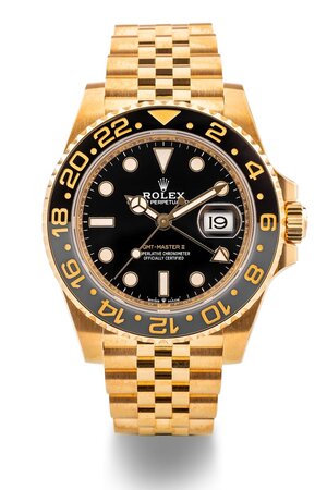 obverse: ROLEX GMT Master II. Movimento con calibro 3285 a carica automatica. Referenza 126718GRNR. Seriale alfanumerico. Cassa in oro con diametro da 40mm.  Dial nero con indici luminescenti. Ore, minuti, secondi e sfera GMT al centro. Ghiera in oro con lunetta in ceramica bicolore nera e grigia. Corona di carica in oro. Bracciale Oyster originale in oro. Vetro zaffiro. Fondello a pressione. Anno 2023. Orologio NUOVO, le pellicole sono ancora presenti sul bracciale, venduto con corredo completo composto da scatola, controscatola, garanzia e libretto d’istruzioni. Eccezionalmente custodito, mai indossato. Perfettamente funzionante. 