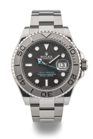 obverse: ROLEX Yacht Master II. Movimento con calibro 3135 a carica automatica. Referenza 116622. Seriale alfanumerico. Cassa in acciaio con diametro da 40mm.  Dial rhodium con indici luminescenti. Finestra per la data al 3. Ore, minuti e secondi (sfera azzurra) al centro. Ghiera in platino bidirezoinale.  Bracciale Oyster in acciaio originale. Chiusura deployante. Vetro zaffiro. Fondello a pressione. Anno 2016. Orologio in condizioni eccellenti, scarsissimi segni di usura su bracciale e lunetta. Eccezionalmente custodito. Perfettamente funzionante. 