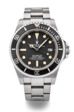 obverse: ROLEX Sea-Dweller. Movimento con calibro 3035 a carica automatica. Referenza 16660. Seriale 85XXXX. Cassa in acciaio con diametro da 40mm.  Dial nero con indici al trizio. Finestra per la data al 3. Ore, minuti e secondi al centro. Ghiera unidirezionale in acciaio. Valvola per la fuoriuscita dell’elio ad ore 9. Bracciale Oyster 93160, codice Clasp U6. Finali 592 in acciaio originale. Chiusura deployante. Vetro zaffiro. Fondello a pressione. Anno 1986. Orologio usato ma in buone condizioni, segni di normale utilizzo su cassa e bracciale ma quadrante, in particolare la patina del trizio sugli indici è davvero eccezionale. Orologio venduto con corredo completo composto da scatola (mostra normali segni di usura dello scorrere del tempo), controscatola, tag, porta documenti e garanzia. In aggiunta anche una seconda lunetta coeva dell’epoca. Eccezionalmente custodito. Perfettamente funzionante. 