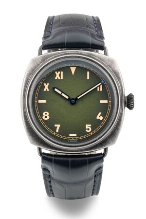 obverse: # PANERAI Radiomir California 45. Movimento P5000 a carica automatica. Referenza PAM01349. Seriale OP75XXXXXXXX. Numero di produzione 03XX/600. Cassa in acciaio brunito con diametro da 45mm.  Dial verde con indici alternati luminescenti. Ore e minuti al centro. Vetro zaffiro. Cinturino in pelle blu con fibbia ad ardiglione in acciaio originale. Fondello a vista. Anno 2023. Orologio NUOVO, venduto con tutto il corredo completo composto da scatola, doppia controscatola (compresa la parte esterna in cartone) cinturino in pelle scamosciata originale, libretto d istruzioni e garanzia. Perfettamente custodito, mai indossato e perfettamente funzionante. 