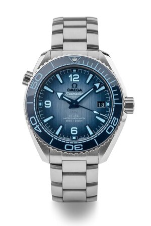 obverse: OMEGA Seamaster Planet Ocean. Movimento Co-Axial a carica automatica. Referenza 21530402003002. Seriale A2XXXXXX. Cassa in acciaio con diametro da 39mm. Dial in ceramica con finitura spazzolata verticale nella tonalità “Omega Summer Blue”, viene inoltre trattato con PVD e verniciato con una finitura sfumata che riflette il livello di impermeabilità dell’orologio. Finestra per la data al 3. Valvola per fuoriuscita dell’eleio al 10. Ore, minuti e secondi al centro. Bracciale originale in acciaio con chiusura deployante. Vetro zaffiro. Fondello a pressione. Anno 2024. Orologio pari al nuovo venduto con tutto il corredo completo composto da scatola, controscatola, libretto d istruzioni e garanzia. Eccezionalmente custodito, forse indossato per qualche occasione ma nessun segno di usura rilevabile. Perfettamente funzionante. 