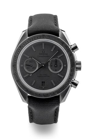 obverse: OMEGA Speedmaster -Dark Side Of The Moon- Movimento Co-Axial a carica automatica. Referenza 31192445101005. Seriale 84XXXXXX. Cassa in ceramica nera con diametro da 45mm. Dial nero con indici applicati a bastone neri. Lunetta girevole unidirezione. Finestra per la data al 6. Funzione cronografo a due contatori con secondi in piccolo al 9.  Ore, minuti e secondi del cronografo al centro. Bracciale originale in caucciù  con chiusura deployante in ceramica nera. Vetro zaffiro. Fondello a vista. Anno 2023. Orologio NUOVO, venduto con tutto il corredocompleto composto da scatola, controscatola, libretto d istruzioni e garanzia. A completare il corredo, anche scontrino d’acquisto originale presso concessionario ufficiale Omega. Eccezionalmente custodito, mai indossato. Perfettamente funzionante 