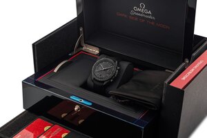 reverse: OMEGA Speedmaster -Dark Side Of The Moon- Movimento Co-Axial a carica automatica. Referenza 31192445101005. Seriale 84XXXXXX. Cassa in ceramica nera con diametro da 45mm. Dial nero con indici applicati a bastone neri. Lunetta girevole unidirezione. Finestra per la data al 6. Funzione cronografo a due contatori con secondi in piccolo al 9.  Ore, minuti e secondi del cronografo al centro. Bracciale originale in caucciù  con chiusura deployante in ceramica nera. Vetro zaffiro. Fondello a vista. Anno 2023. Orologio NUOVO, venduto con tutto il corredocompleto composto da scatola, controscatola, libretto d istruzioni e garanzia. A completare il corredo, anche scontrino d’acquisto originale presso concessionario ufficiale Omega. Eccezionalmente custodito, mai indossato. Perfettamente funzionante 