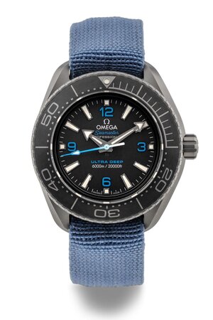 obverse: OMEGA Seamaster Planet Ocean Ultra Deep.  Movimento Co-Axial a carica automatica. Referenza 21592462101001 Seriale 83XXXXXX. Cassa in titanio con diametro da 45mm. Dial  nero con indici a bastone bianchi e grandi numeri arabi blu.  Ore, minuti e secondi al centro. Lunetta girevole unidirezionale. Cinturino blu NATO con personalizzazione alla chiusura (in aggiunta al cinturino originale). Vetro zaffiro. Fondello a pressione. Anno 2024. Orologio NUOVO, venduto con tutto il corredocompleto composto da scatola, controscatola, libretto d istruzioni,garanzia e cinturino Nato originale. A completare il corredo, anche scontrino d’acquisto originale presso concessionario ufficiale Omega. Eccezionalmente custodito, mai indossato. Perfettamente funzionante. 