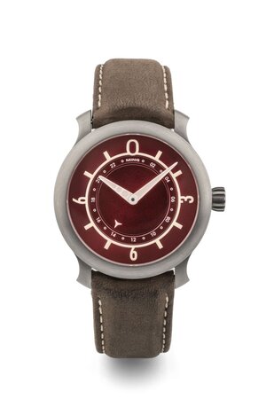 obverse: # MING GMT- Burgundy- Referenza 17.03. Seriale 0005XX. Movimento a carica automatica. Cassa in titanio con diametro da 38mm. Dial bordeaux con indici e sfere bianche. Ore e minuti al centro, piccola sfera Mercedes per funzione GMT. Bracciale in pelle con fibbia ad ardiglione originale. Anno 2018. Orologio NUOVO, con tutto il corredo completo composto da scatola in legno, controscatola e garanzia. Con il segnatempo, viene venduto anche un set di cinturini nuovi, originali, tutti dotati di fibbia ad ardiglione originale in varie colorazioni. Orologio eccezionalmente custodito, mai indossato. Perfettamente funzionante. 