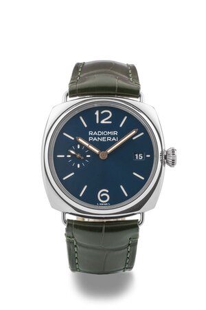 obverse: # PANERAI Radiomir Quaranta. Movimento P.9000 a carica automatica. Referenza PAM01293. Seriale OP76XXXXXXXX. Numero di produzione 09XX/1500. Cassa in acciaio con diametro da 40mm.  Dial blu con indici a bastone luminescenti. Ore e minuti al centro con secondi in piccolo al 9. Vetro zaffiro. Cinturino in pelle verde originale con fibbia ad ardiglione in acciaio originale. Fondello chiuso da viti. Anno 2024. Orologio pari al nuovo, venduto con tutto il corredo completo composto da scatola, doppia controscatola (compresa la parte esterna in cartone) libretto d istruzioni e garanzia  (assente il secondo cinturino). Perfettamente  custodito, forse indossato per qualche occasione speciale.  Lievi segni di utilizzo al cinturino  ma nessun segno di usura rilevabile. Perfettamente funzionante. 